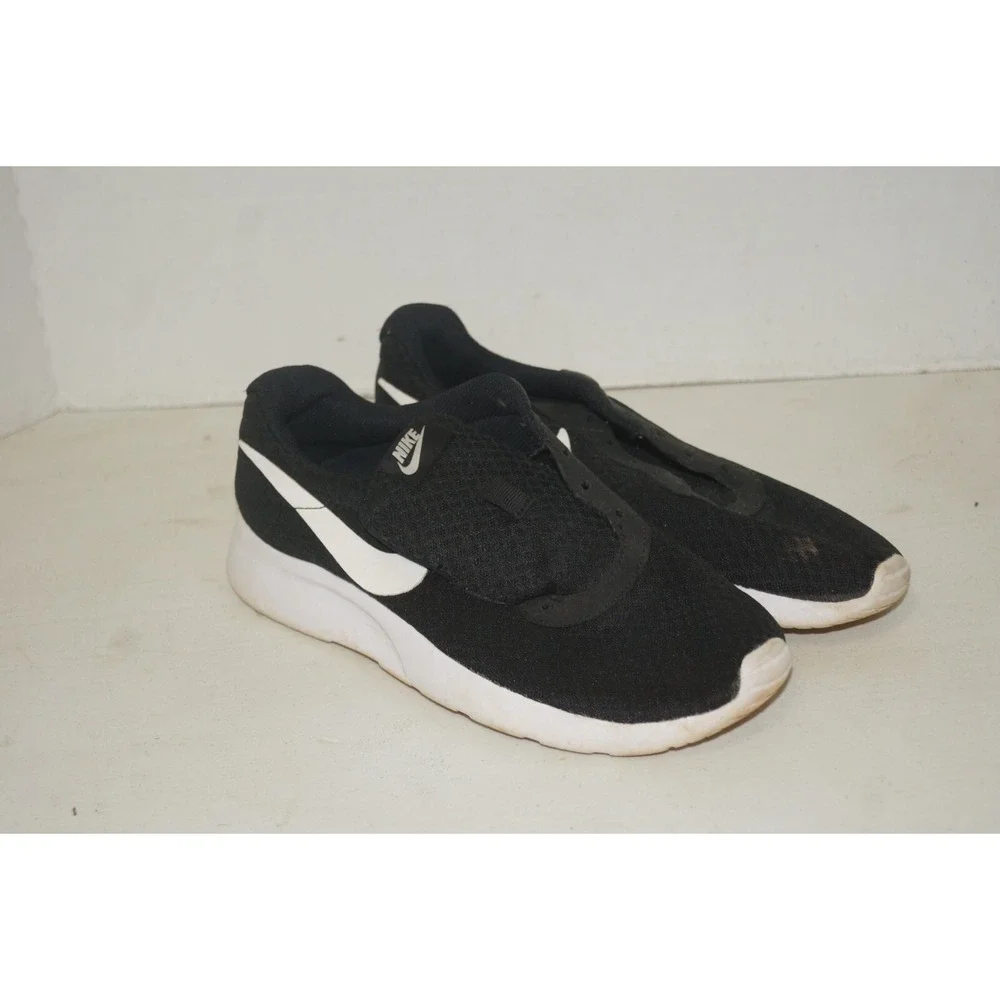 Nike Tanjun Womens Size 7.5 Running Shoes Black White Athletic Training Sneakers